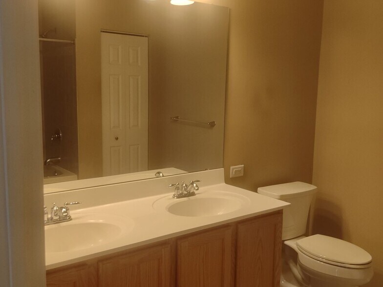 Building Photo - 812 Long Dr