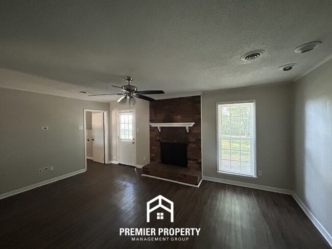 Building Photo - Charming 3BR/2BA Horn Lake Home | Hardwood Floors, Brick Fireplace & Fenced Yard