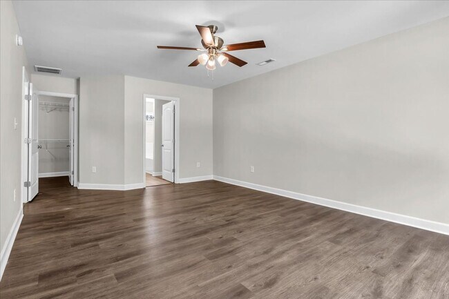 Building Photo - 3 Bedroom 2.5 Bathroom Home