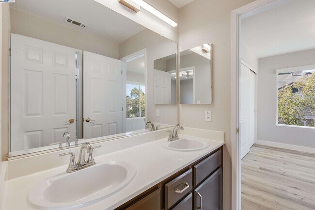 Building Photo - 4579 Mangrove Dr