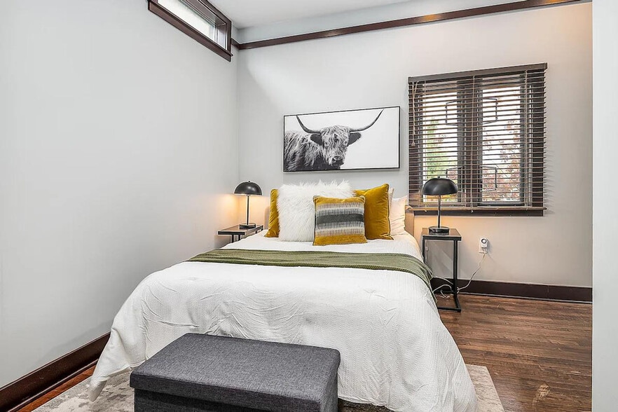 Building Photo - 1208 E Thomas St