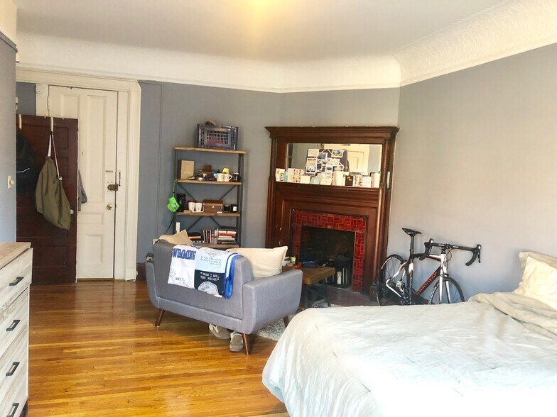 Building Photo - 306 Newbury St