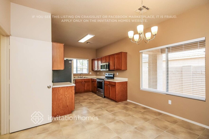 Building Photo - 2751 E Terrace Ave