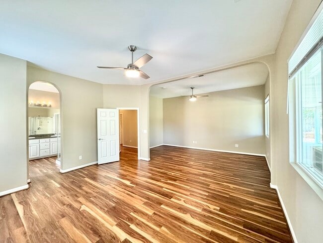 Building Photo - Stunning 3-bedroom 3-bathroom home in Yank...