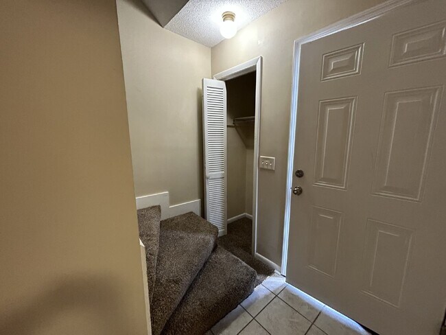 Building Photo - Townhouse for Rent