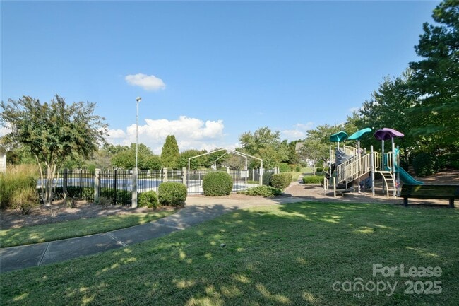 Building Photo - 2121 Kaybird Ln