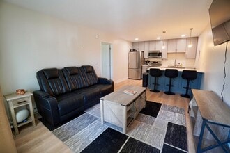 Building Photo - Green Hills Condo Living!