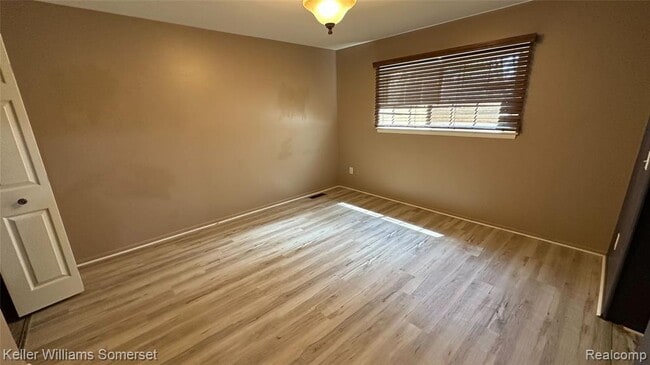 Building Photo - 685 E Fox Hills Dr