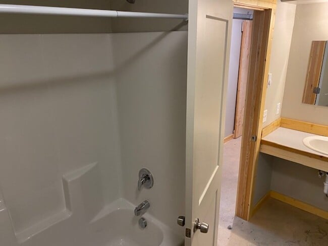 Building Photo - Newer Build - Immaculate 4-5 bed 3.5 Bath Townhouse