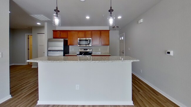 Building Photo - Like New Condo Style Lower 2 Bedroom 2 Bathroom plus Den Apartment