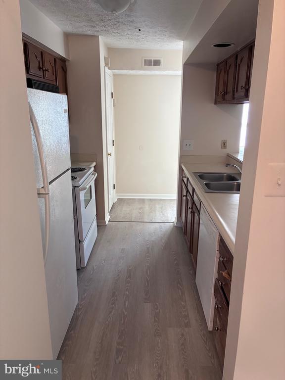 Building Photo - 1412 Greenbriar Cir