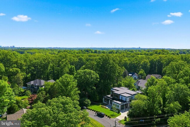 Building Photo - 1513 Oakview Dr