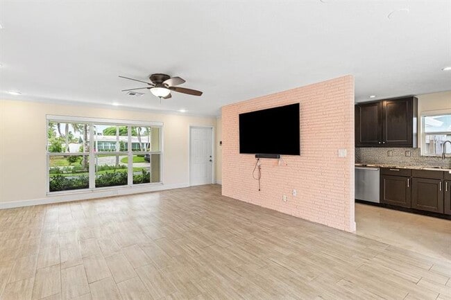Building Photo - 2741 NE 53rd St