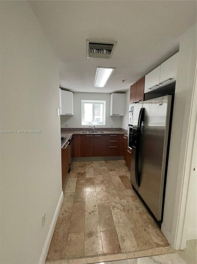 Building Photo - 170 SE 14th St