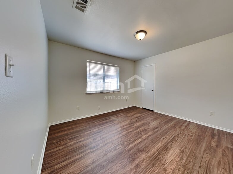 Building Photo - 1607 Tampa Bay Dr