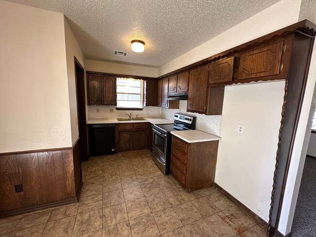 Building Photo - Beautiful duplex in Moore for rent!