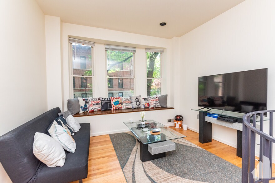 Building Photo - 1301 N Hoyne Ave