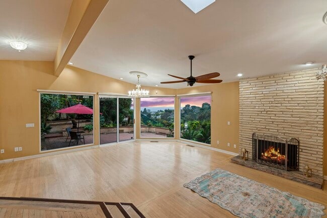 Building Photo - 6430 La Jolla Scenic S Dr