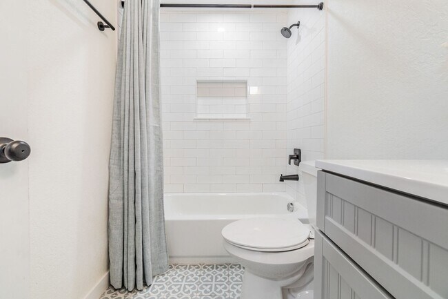 Building Photo - 1813 Chinaberry Dr