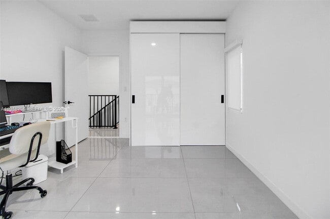 Building Photo - 320 NW 13th Ct