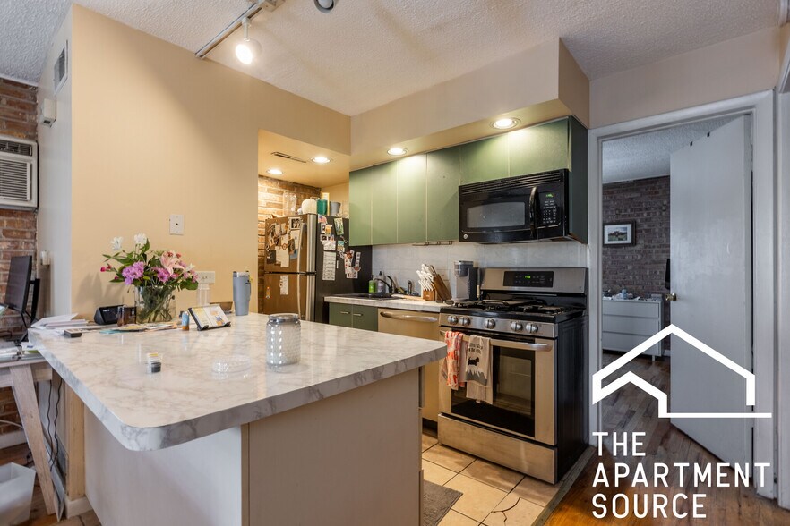 Building Photo - 715 W Diversey Pky