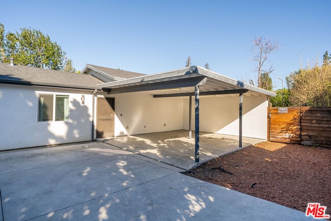 Building Photo - 5202 Topeka Dr