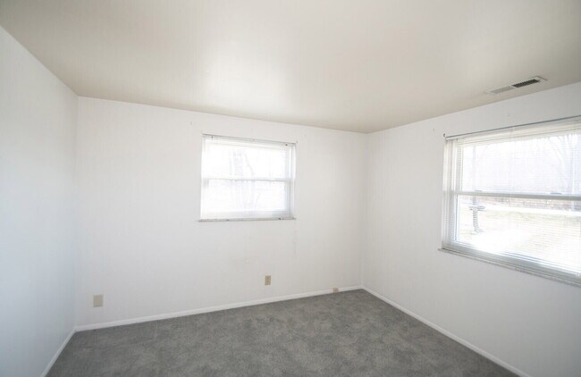 Building Photo - Easy Living on the Southeast Side