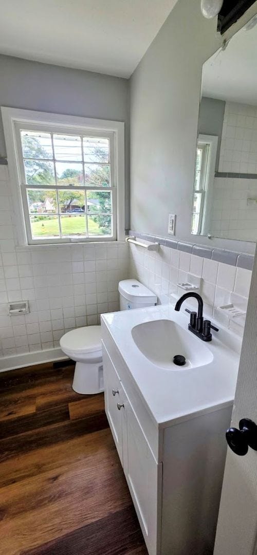 Building Photo - Large Family Home - Move In Ready!