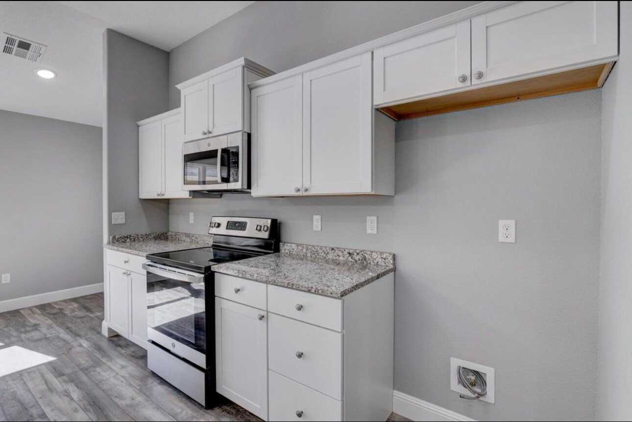 Stock image-Interior finishes may vary - 917 N Hall St