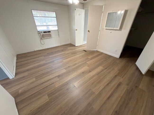 Building Photo - 3 bed 2 bath. New vinyl floors throughout.