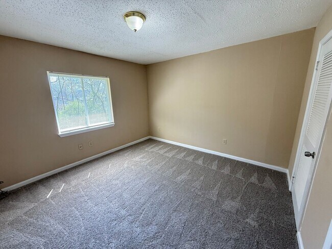 Building Photo - SS-114 Nelson St