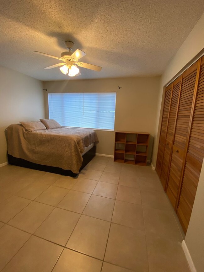 Building Photo - Beautiful Lakefront Condo!