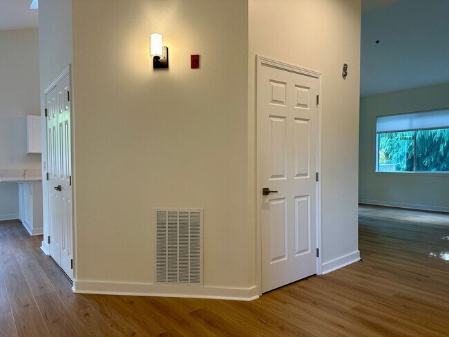 Building Photo - Beautiful 2 bed/2 Bath townhouse in Kenmore