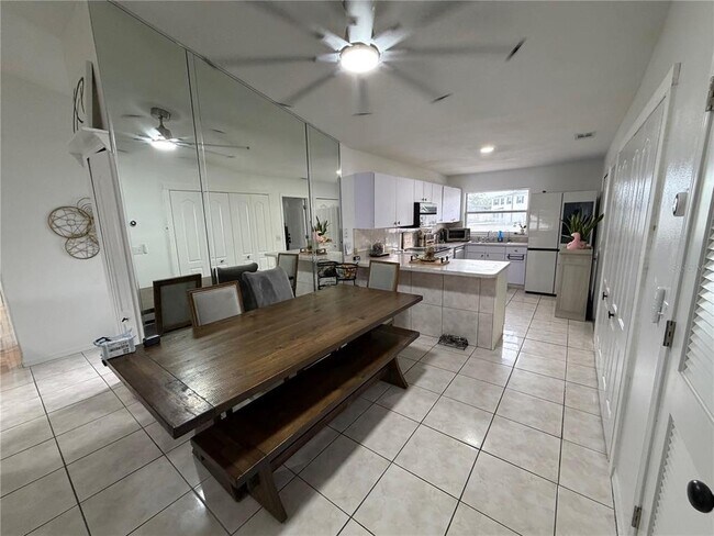 Building Photo - 305 Michigan Pl