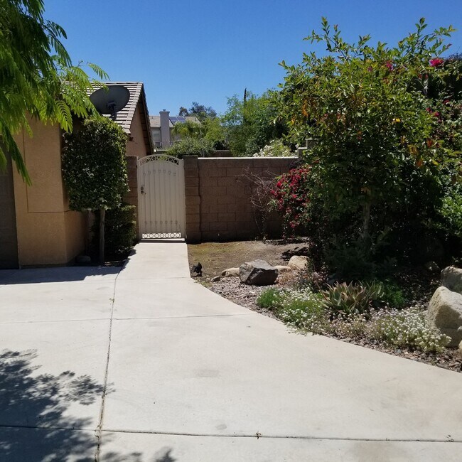 Building Photo - 805 Alpine Ct