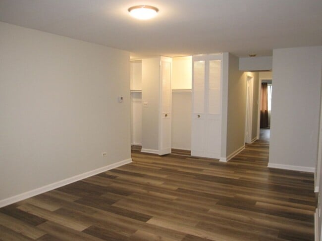 Building Photo - Spacious 2 Bedroom