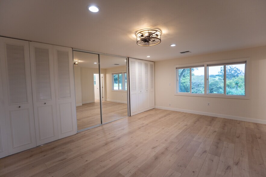 Building Photo - 384 Crazy Horse Canyon Rd