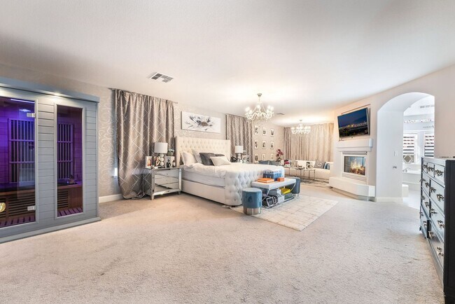 Building Photo - Luxury Living in Guard-Gated Royal Highlands!