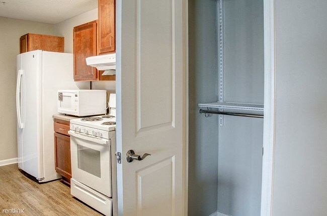 Building Photo - 3 br, 1 bath Apartment - Brennan Pointe II