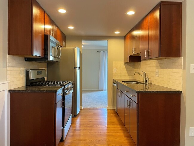 Building Photo - 2575 Olde Hill Ct N