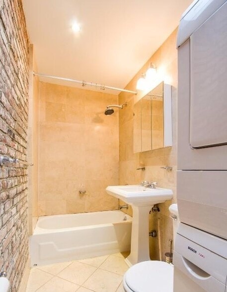 Building Photo - 95 Perry St