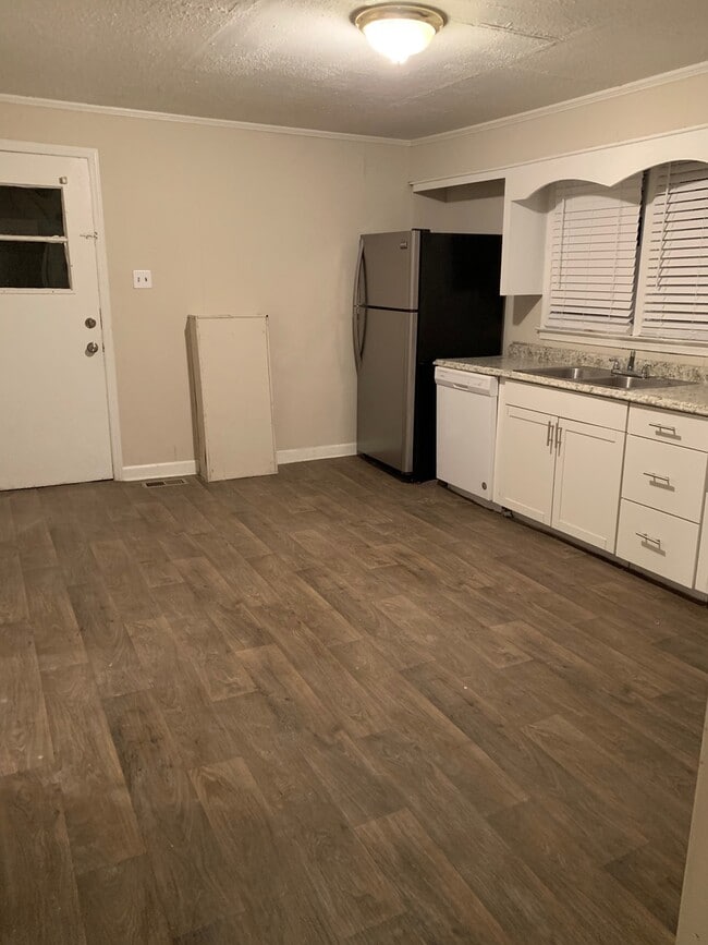Building Photo - Coming soon! 3 bed house!! Stainless Steel...