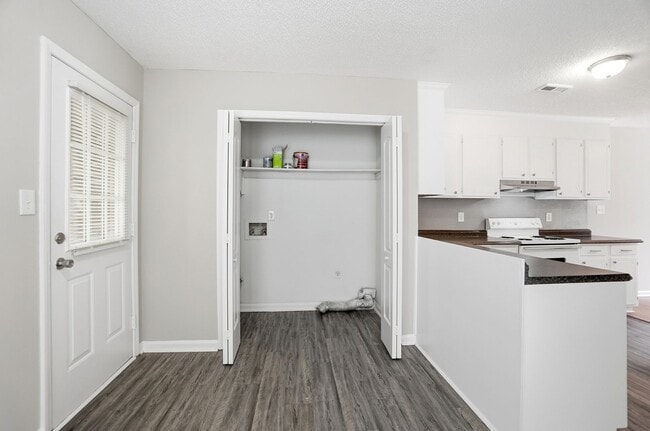 Building Photo - 3 Bedroom Ranch with a 2 Car Garage!