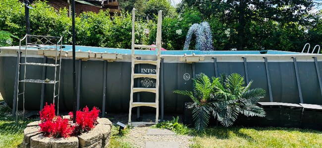 Building Photo - 10624 Mayfield Ave