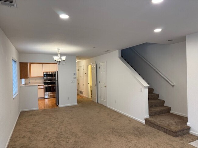 Building Photo - Wonderful 2 story condo in Ashford Ct-Deta...