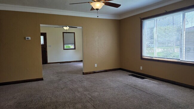 Building Photo - Large 2 bedroom Duplex- LOWER