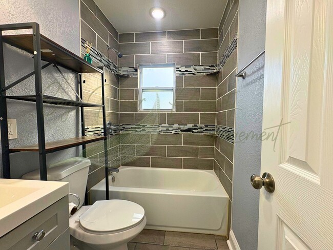 Building Photo - 7218 Agnes Ave