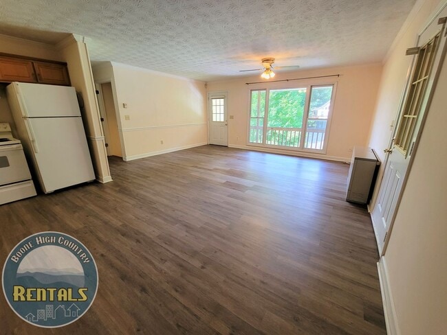 Building Photo - Gorgeous 3bd/2.5ba House With Included Downstairs Apartment