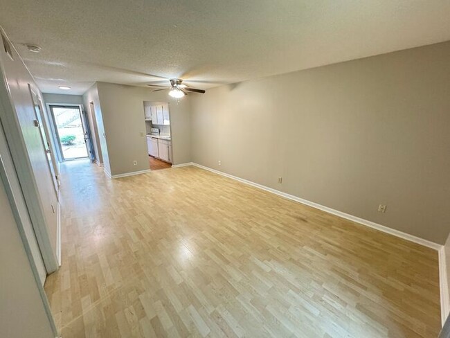 Building Photo - Adorable 2 Bedroom Condo Near UNC!