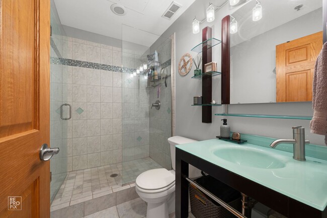 Building Photo - Modern Living Right in the Loop and Free P...